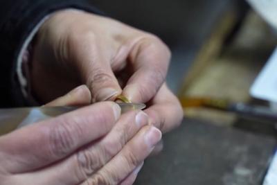 眼皮底下偷金！警惕街头“低价加工”黄金骗局