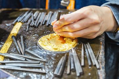 打金店“1个月扫出1700克金粉”引热议，黄金加工损耗由谁承担？