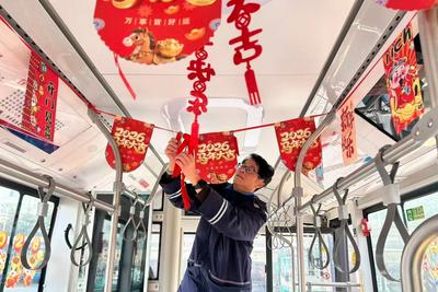 正月初五迎财神！青岛巴士向乘客派发“种子福卡”