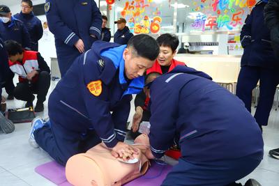 青岛巴士驾驶员变身“车载急救员”，守护乘客生命再增保障