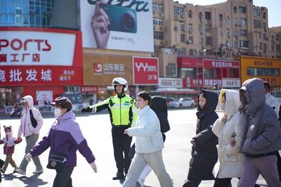 日均出动警力2480余人次、设置岗位530余处，春节假期青岛道路交通平稳有序