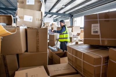 新春走基层 | 春节快递里的“青岛味”