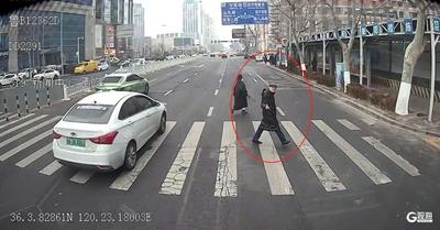 片刻等候暖人心！青岛巴士驾驶员礼让斑马线获路人点赞