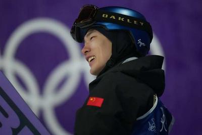 苏翊鸣大跳台资格赛惊险过关，赛后紧张到“抖腿”