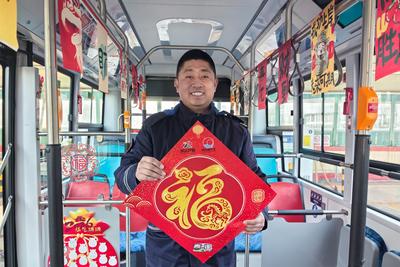 拉满节日氛围感，青岛巴士新春主题车厢驶上街头