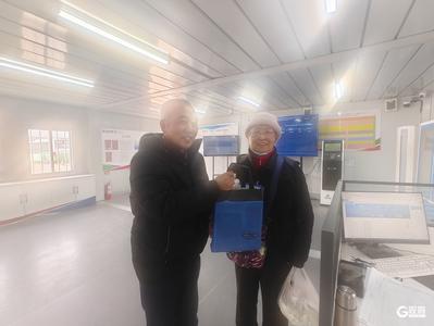 七旬老人看望九旬老同事途中丢失贵重物品，多亏遇到了青岛巴士热心人……