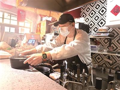 新春走基层 | 守护青岛老城烟火的两代人