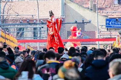 四米高空送甜蜜！青岛萝卜·元宵·糖球会上，“大唐不倒翁”引爆新春狂欢