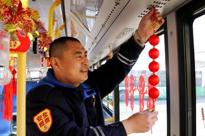 甜蜜满车厢，民俗暖出行！青岛巴士“糖球号”串起城市30年“酸甜记忆”