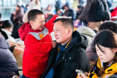 铁路部门发售春运期间火车票超2亿张