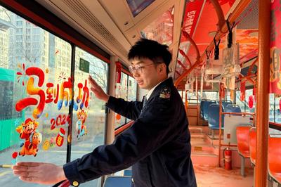 春节假期，青岛巴士这对“双刘”组合上演“跨年接力”