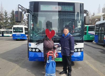 为老人找回重要家当！青岛十米车厢再续冬日暖心故事