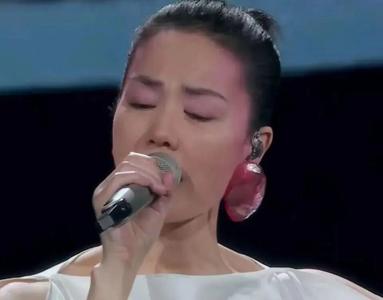 王菲接过了李谷一的班？“洗衣凝珠”耳环秒上热搜，网友：义乌该加班了