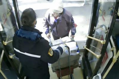 传承爱老助老美德，青岛巴士十米车厢承载城市温度