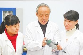 他们能让动物“听懂”人话！山科大“机器人鸟”“机器蟑螂”亮相