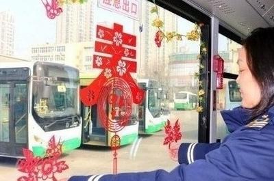 十米车厢演绎传统节气新韵！立春将至，青岛巴士主题车载“诗”而行