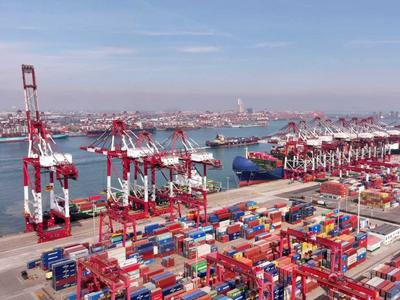 新春第一船靠泊！山东港口青岛港春节生产“马力全开”