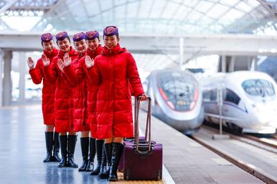 “旅客女儿”“临时妈妈”……春运路上，青岛五朵“金花”如是开