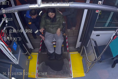 遇事上前“搭把手”！青岛巴士“热心肠”被表扬