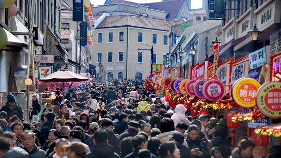 大年初二：人潮涌动老城区，红火年味醉岛城