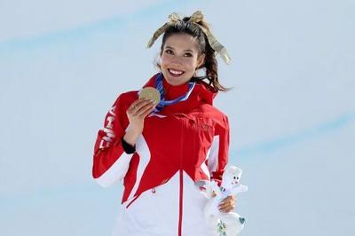 谷爱凌金牌，李方慧银牌！中国队包揽米兰冬奥会自由式滑雪女子U池冠亚军