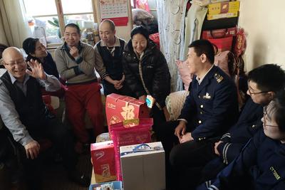 传递城市温度！国企和社区志愿者开展新春送温暖活动