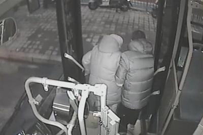 平凡善舉，溫暖人心！青島街頭接連上演暖心一幕幕……