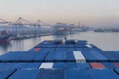 “一离一靠”“套泊热接”！青岛引航站硬核实力抢潮保船期