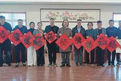 李沧区美协走进湾头社区开展拥军优属送福活动