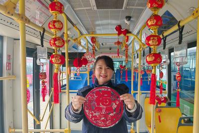 让春运旅途溢满年味！青岛巴士39路开出马年主题车厢