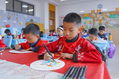 教育部将持续推进校园餐、教辅、校服等专项整治