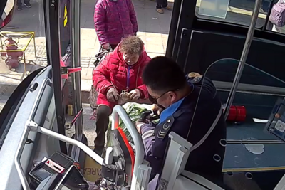 礼让、助老、灭火……青岛巴士驾驶员接二连三做好事