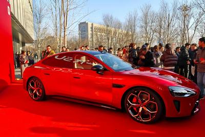 雷军公布改款小米SU7新配色：赤霞红，新车预计2026年4月上市