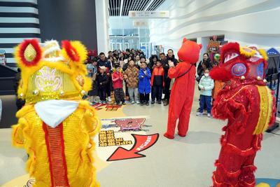 “马”力全开燃动新春！青岛科技馆把非遗科技年味“拉满”
