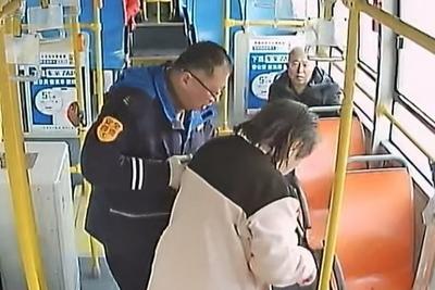 青岛巴士车厢里温情涌动，暖心场景接连上演…… 