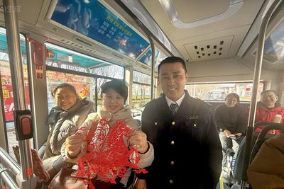 拉满小年氛围感！青岛巴士115路打造“年画”主题车厢