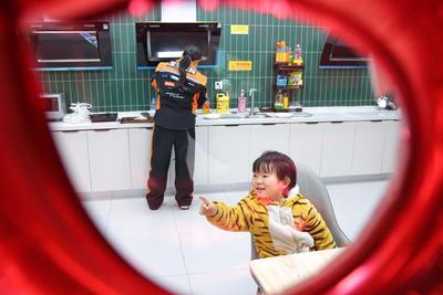 新春走基层｜带着孩子跑外卖的任雪敏，住进了“新家”