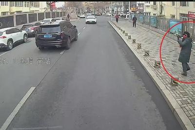 青岛巴士驾驶员“用心用情”，老人出行路上温暖相伴