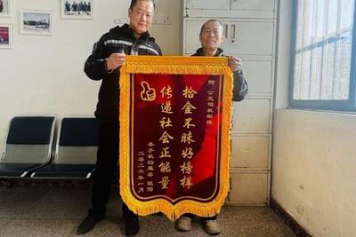 兩萬現(xiàn)金、電腦如數(shù)歸還……青島真情巴士車廂接連上演拾金不昧