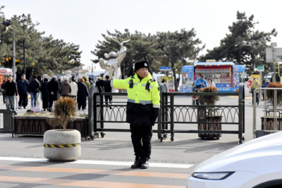 平稳有序！青岛公安交管日均2590余人次警力，保障游客出行安全畅通