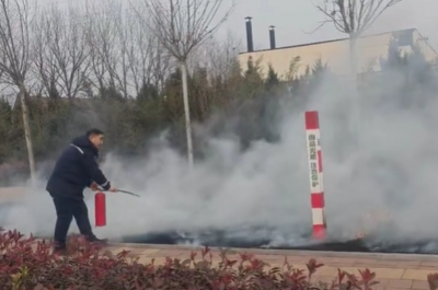 路遇火情，西海岸这位公交司机拎着灭火器冲了上去……