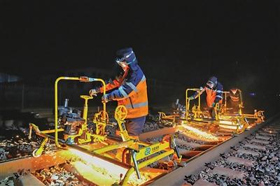 寒夜护航春运回家路，“钢轨美容师”以毫米为刻度打磨平安