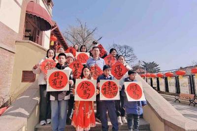 “马”上创意，小观众走进康有为故居挥毫泼墨庆新春