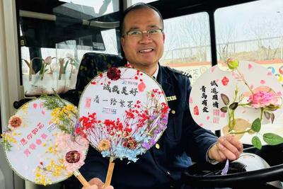 抬車救人的城陽巴士好司機(jī)，默默守護(hù)“留守女孩”八年