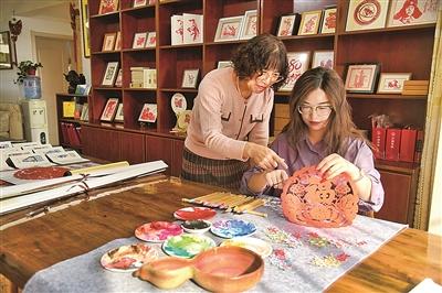 “活下来”“火起来”，母女匠心“剪”出青岛非遗新天地