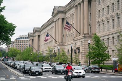 涉爱泼斯坦并“说谎”，美两党议员喊商务部长“下课”