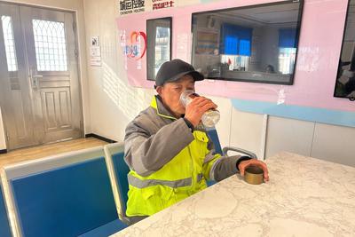 “进来坐坐，暖和”！青岛永吉路这间爱心小屋，除夕夜也不关门