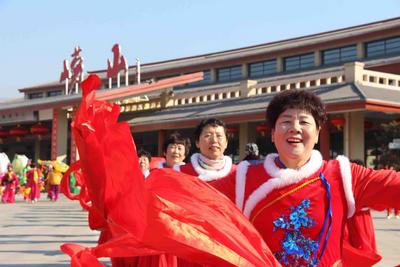 逗趣学方言、欢乐品非遗、沉浸玩剧游……骐骥崂山贺新春