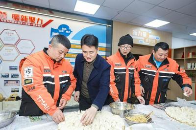 外卖骑手提前吃上“年夜饭”！青岛举办“暖心年夜饭”系列活动