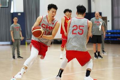 杨瀚森亮相NBA全明星新秀赛，8分钟轰下10分2篮板燃爆全场